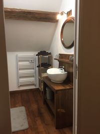 De badkamer van kamer Chic heeft een douche (140x80), een wastafel en een toilet.