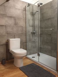 In de kamer Rustique heeft u een badkamer met een douche (140x80), een wastafel en een toilet.
